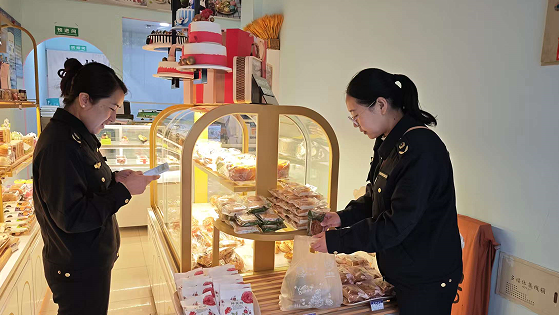 華亭市市場(chǎng)監(jiān)管局開(kāi)展中秋國(guó)慶食品安全專(zhuān)項(xiàng)抽檢